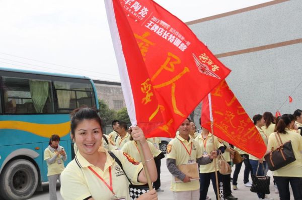 【將軍營(yíng)】王牌店長(zhǎng)滿懷熱情參觀大將軍陶瓷總部展廳和生產(chǎn)基地
(圖2)